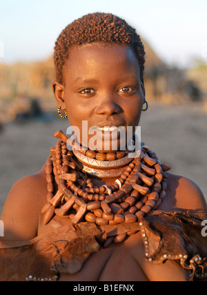 Der Ocker, getragen von einer verheirateten Hamar Mädchen leuchtet tiefrot im späten Nachmittag Licht. Die Hamar sind semi-nomadische Hirten. Stockfoto