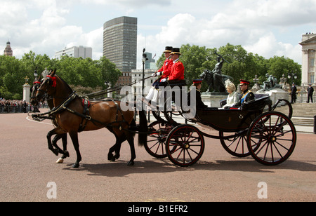 HRH Prinz Harry, Prinz William und Herzogin von Cornwall verlassen Buckingham Palace besuchen die Trooping die Farbe 2008 Stockfoto