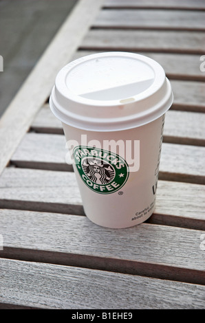 Starbucks Kaffeetasse zum mitnehmen Stockfoto