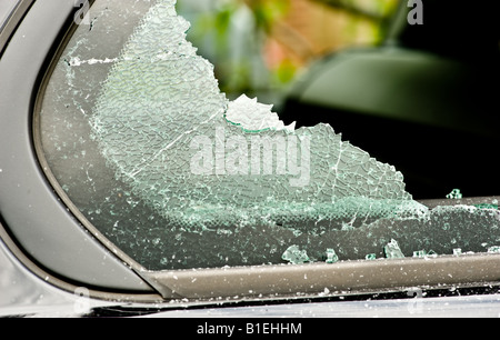 Hinteres Seitenfenster eines schwarzen Autos zertrümmert Stockfoto