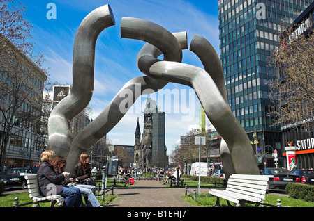 Moderne Skulptur und Kaiser Wilhelm Memorial Church Kurfürstendamm Berlin Deutschland April 2008 Stockfoto