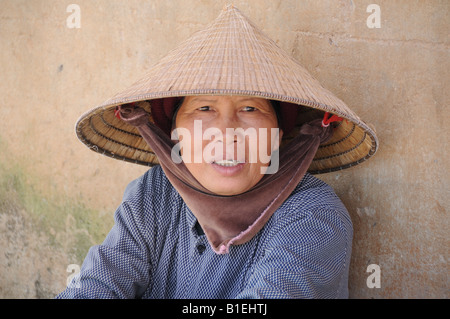 Vietnamesin tragen traditionelle konische Strohhut und eine Maske gegen Verschmutzung Vietnam verwenden Stockfoto