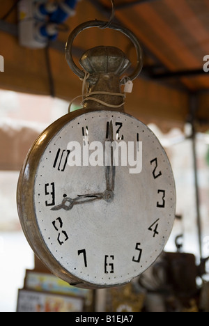 Altes großes modernista Uhr hängen in einem Stall in der mercat Gòtic in Plaça Nova, Barcelona, Spanien Stockfoto