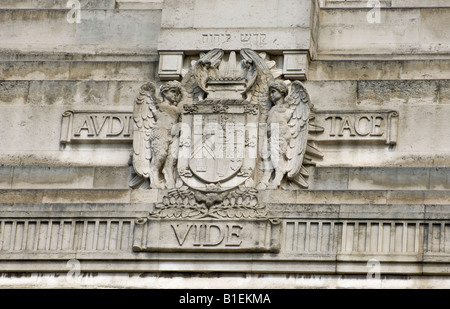 Das Wappen der Vereinigten Großloge von England gemeißelt in Stein an der Fassade der Freemasons' Hall. Stockfoto