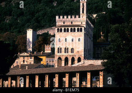 Italien Umbrien Gubbio Blick auf die Stadt und Palazzo dei Consoli mit Loggia dei Tiratori im Vordergrund Stockfoto