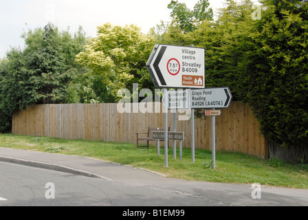 Straßenkreuzung in Goring on Thames in Oxfordshire Stockfoto