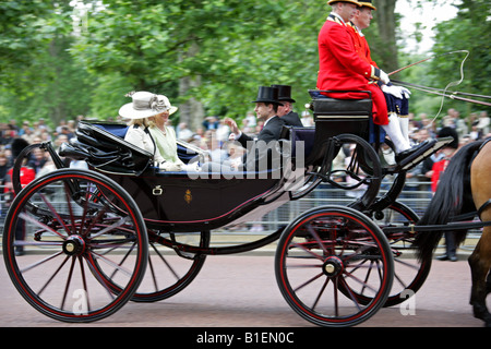 Der Graf und die Gräfin von Wessex und Herzog und die Herzogin von Gloucester Rückkehr zum Buckingham Palace, Trooping die Farbe 2008 Stockfoto