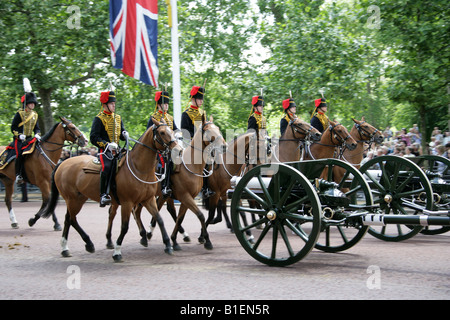 Des Königs Troop, Royal Horse Artillery, Rückkehr zum Buckingham Palace, Bestandteil der Trooping die Farbe Zeremonie, London 2008 Stockfoto