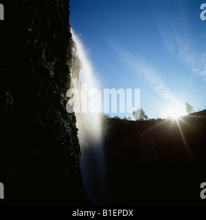 Wasserfall und Einstellung Sonne in einem Kalksteinbruch. Stockfoto