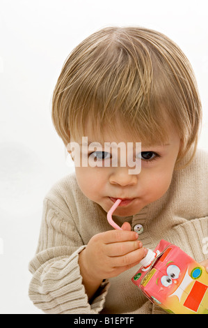 Porträt eines jungen trinken Saft aus einem Karton mit einem trinken Stroh Stockfoto