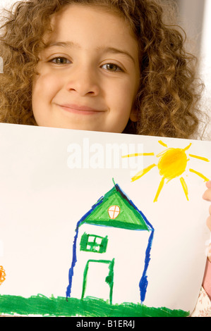 Porträt eines Mädchens zeigt eine Zeichnung Stockfoto
