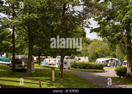 UK Tourismus Tredegar Park Caravan Club Site Wohnwagen und Wohnmobile auf Stellplätzen Stockfoto