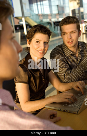 Zwei Geschäftsleute und eine Geschäftsfrau, die sitzen in einem meeting Stockfoto