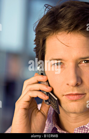 Porträt eines Geschäftsmannes telefonieren mit einem Handy Stockfoto