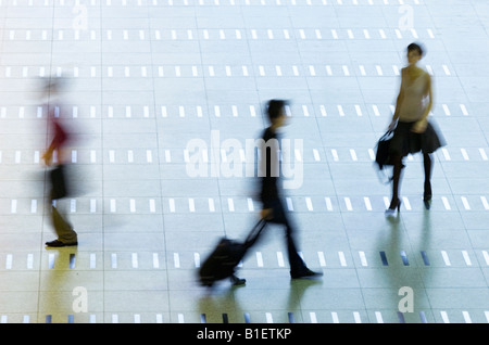 Erhöhte Ansicht der drei Passagiere zu Fuß in einer Flughafen-lobby Stockfoto