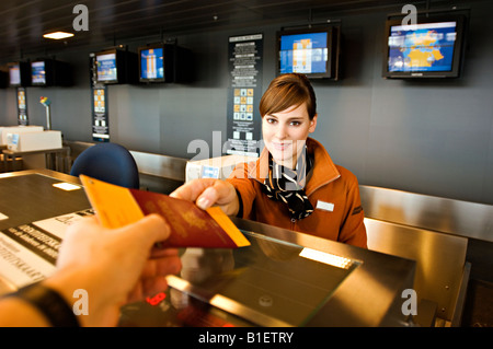 Weibliche Fluggesellschaft einchecken Telefonzentrale pass geben einen Reisepass und boarding eines Reisenden Stockfoto