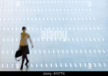 Erhöhte Ansicht einer Frau zu Fuß in einer Flughafen-lobby Stockfoto