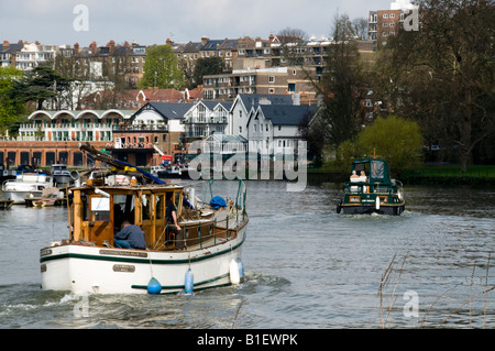 Boote, die Kreuzfahrt entlang der Themse, Richmond, Surrey, England Stockfoto