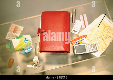 Der Inhalt der Handtasche eine anonyme Frau auf einem Podium bei Maison Martin Margiela-Ausstellung in Peking, China. 13. Juni 2008 Stockfoto