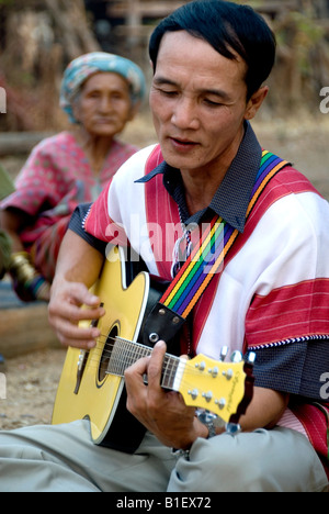 Karen Hill Tribe Mann Gitarre in einem nördlichen Thai Dorf Stockfoto