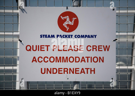 Melden Sie sich bitte auf Fähre, Ruhe, Unterkunft unter Besatzung. Isle Of Man-Logo. Steam Packet Company. Douglas.83031 Ferry Stockfoto