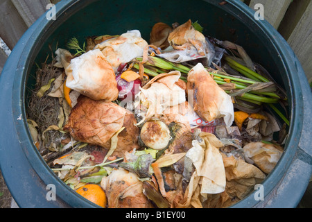 Biotonne voller Schimmel Gemüse und Fäulnis Bio-Material von oben Stockfoto