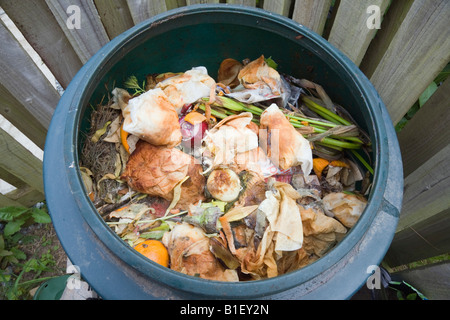 Biotonne voller Schimmel Gemüse und Fäulnis Bio-Material von oben Stockfoto