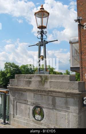 Laternenpfosten auf Windsor Bridge, Windsor, Berkshire, England, Vereinigtes Königreich Stockfoto