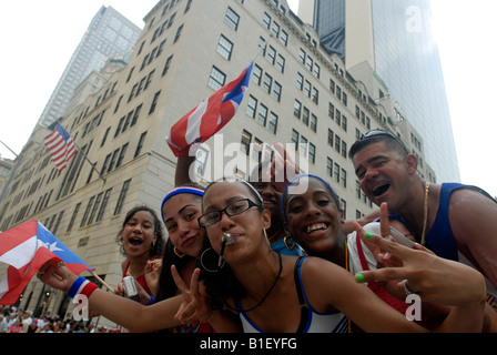 Zuschauer beobachten die 13. jährlichen nationalen Puerto Rican Day Parade in New York City an der Fifth Avenue Stockfoto