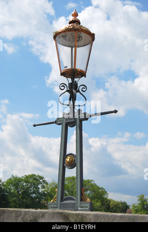 Laternenpfosten auf Windsor Bridge, Windsor, Berkshire, England, Vereinigtes Königreich Stockfoto