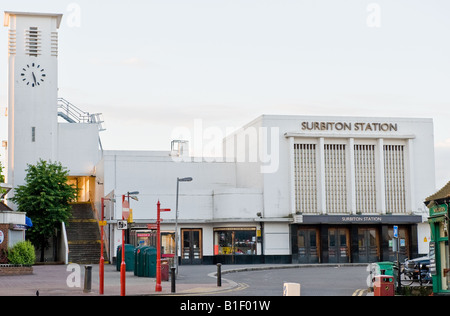 Ein Blick auf die weißen Art Deco Surbiton British Rail-Bahnhof Stockfoto