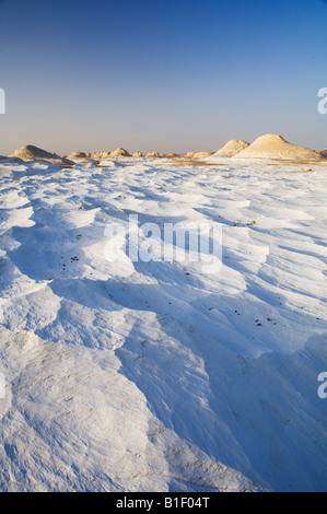 Weißen Gips Formationen und Sanddünen in der weißen Wüste Ägypten Stockfoto