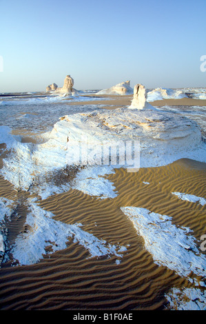 Weißen Gips Formationen und Sanddünen in der weißen Wüste Ägypten Stockfoto