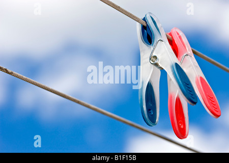 Zwei Wäscheklammern auf den Wäscheleinen Stockfoto