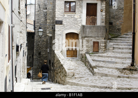 Mann zu Fuß die Straße hinunter, die Altstadt, Barrea, Abruzzen, Italien Stockfoto