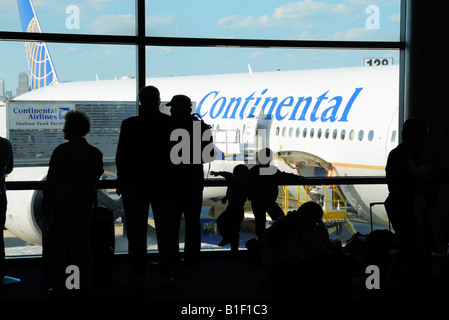 Passagiere, die am Gate auf einen Continental-Flug warten, Newark Airport NJ Stockfoto