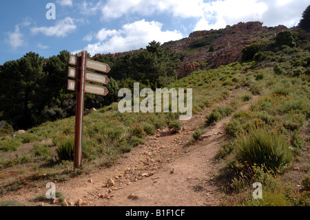 Wanderweg-Zeichen in den Calanques de Piana, Korsika, Frankreich Stockfoto