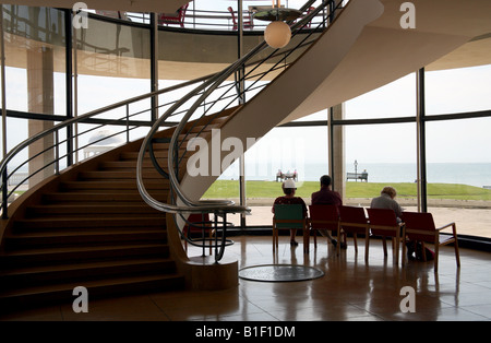 Alte Menschen blicken auf das Meer von innen De La Warr Pavilion, Sussex Stockfoto