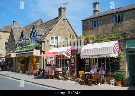 High Street, Bourton-on-the-Water, Cotswolds, Gloucestershire, England, Vereinigtes Königreich Stockfoto