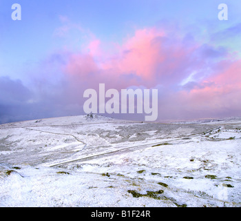 Winterlichen Sonnenaufgang auf Dartmoor National Park mit einer Übernachtung Schneefall in tadellosem Zustand wie die Morgenröte bricht Stockfoto