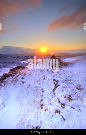 Winterlichen Sonnenaufgang vom Sattel Tor auf Dartmoor National Park mit Übernachtung Schneefall in tadellosem Zustand wie Dämmerung bricht Stockfoto