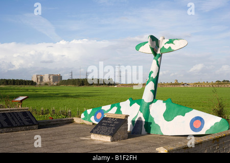 RAF Denkmal an Stelle des ehemaligen Flugplatz mit Bradwell Nuclear Power Station darüber hinaus. Bradwell. Stockfoto