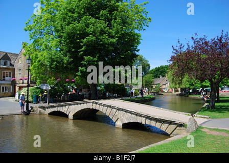 Stein Brücken über River Windrush, Bourton-on-the-Water, Cotswolds, Gloucestershire, England, Vereinigtes Königreich Stockfoto