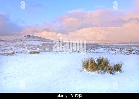 Winterlichen Sonnenaufgang auf Dartmoor National Park mit einer Übernachtung Schneefall in tadellosem Zustand wie die Morgenröte bricht Stockfoto