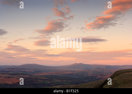 Brecon Beacons vom Rhigos Berg bei Sonnenuntergang Stockfoto