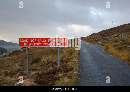 Warnzeichen bei Bealach Na Ba oder Pass des Viehs, Straße nach Applecross Dorf Wester Ross, Highlands, Schottland, Vereinigtes Königreich Stockfoto