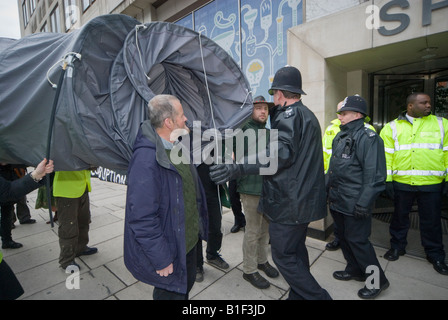 Gluaiseacht tragen Pipeline in ökologischen Protest vor dem Shell HQ gegen County Mayo Corrib Gasprojekt am St. Patricks Day Stockfoto