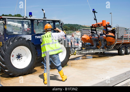 Besatzung den Küstenfischerei Rettungsboot Traktor waschen Stockfoto