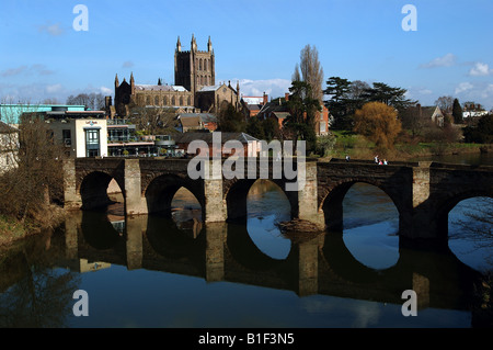 Hereford Kathedrale und die alte Brücke über den Fluss Wye. Stockfoto