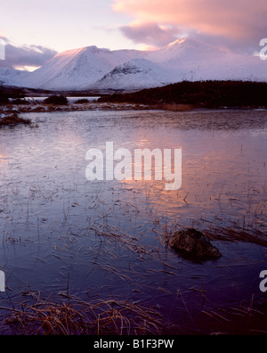 Winter-Sonnenuntergang am Schwarzen Berg und man keine Achlaise.  Schottischen Highlands.  Schottland. Stockfoto